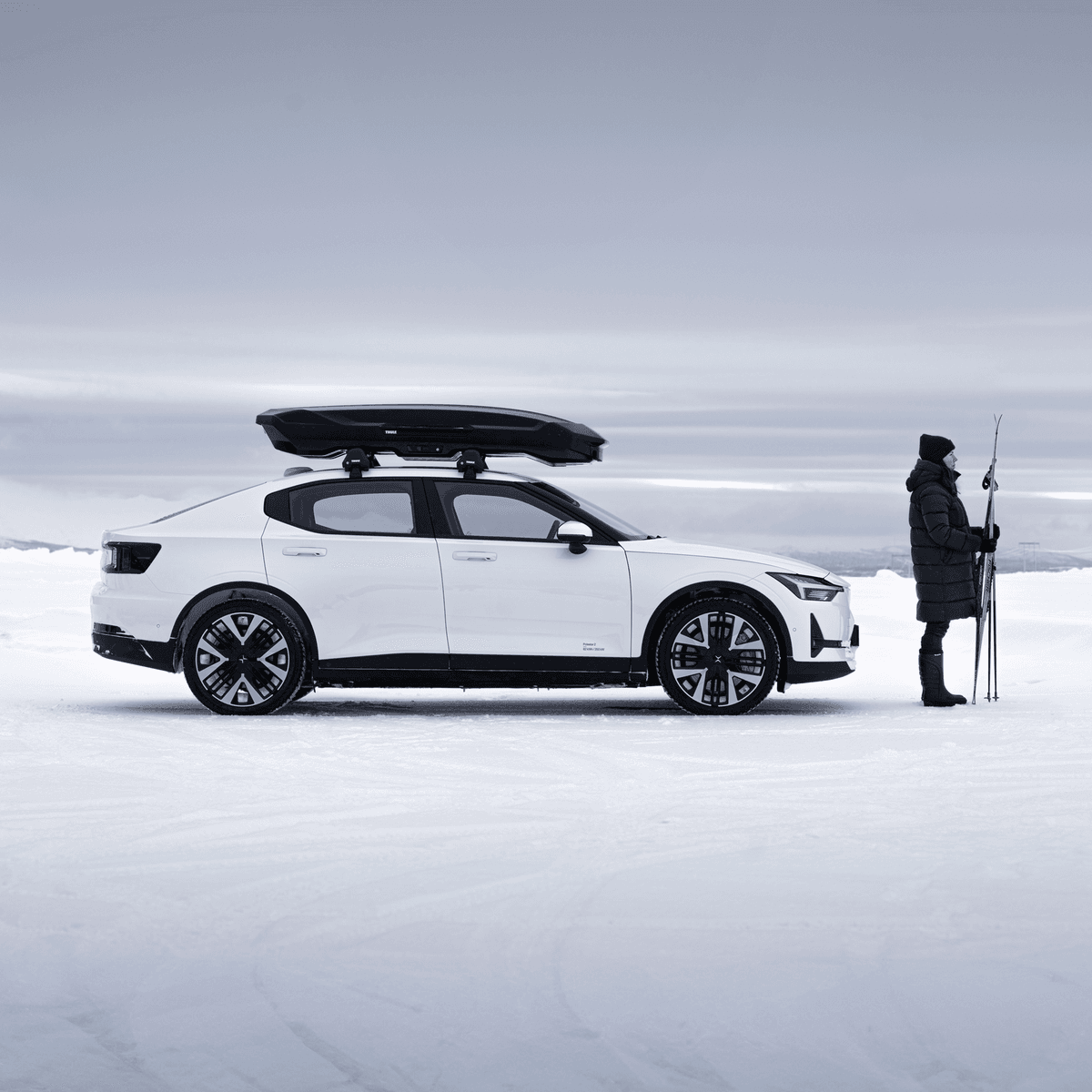 Thule Motion 3 on a white vehicle in a snowy landscape